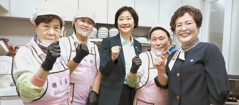 이스란 보건복지부 제 1차관(가운데)이 8월 결식아동 급식 지원 현장을 방문했다. [사진 복지부]