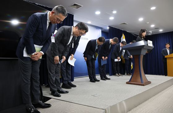 류제명 과학기술정보통신부 제2차관과 권대영 금융위원회 부위원장이 KT 및 롯데카드 관계자들과 19일 오전 서울 종로구 정부서울청사에서 해킹 대응을 위한 과학기술정보통신부-금융위원회 합동 브리핑을 마치고 고개 숙여 인사하고 있다. 사진 뉴스1