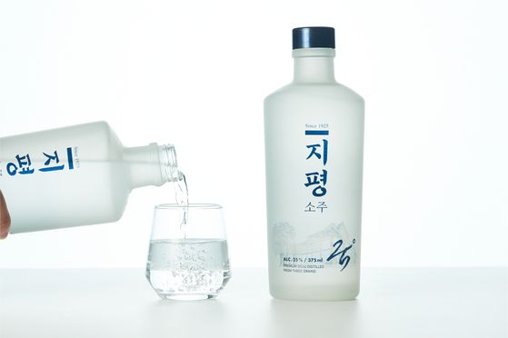 지평이 쌀·보리·수수 세 가지 곡물을 블렌딩한 프리미엄 증류식 소주 '지평소주'를 출시했다. 사진 지평