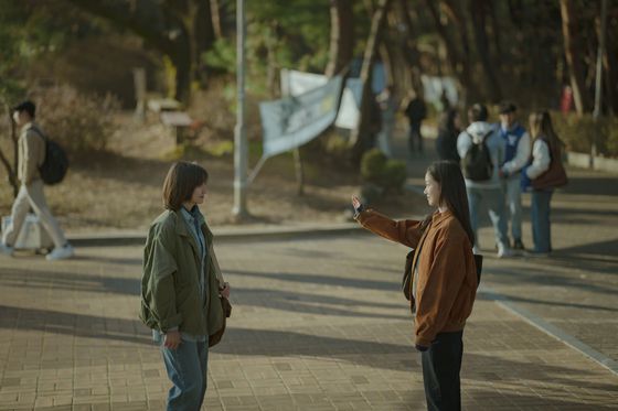 둘의 관계에 대해 묻자 박지현 배우는 "한 단어로 정의하기 어려운 사이"라며 "상연에게 은중은, 이 세상에 내가 무언갈 해줄 수 있는 유일한 존재이지 않을까 생각한다"고 했다. 사진 넷플릭스