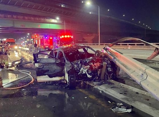 11일 새벽 4시9분께 충남 아산시 탕정면 매곡리 왕복 6차선 도로에서 발생한 교통사고. 사진=아산소방서