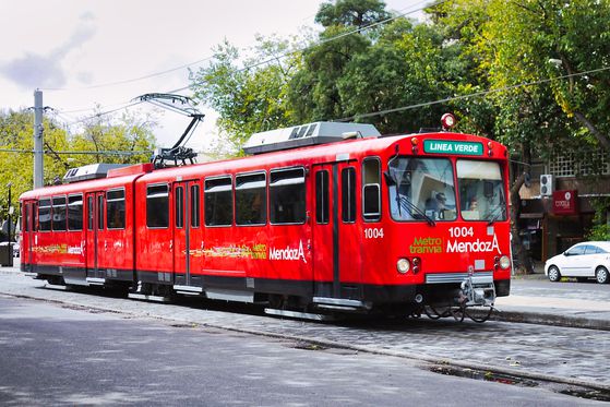 시내를 관통하는 노면전차.