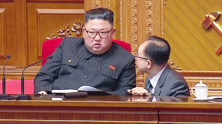 사진은 무릎을 굽힌 채 김정은 국무위원장에게 보고하는 조용원 조직지도부 제1부부장. 조 제1부부장은 김정은 위원장의 측근으로 꼽힌다. [조선중앙TV=연합뉴스]