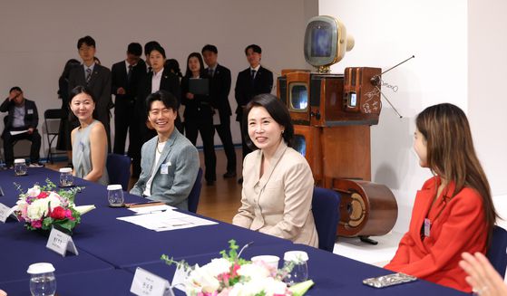 이재명 대통령과 미국을 방문 중인 김혜경 여사가 25일(현지시간) 뉴욕한국문화원에서 차세대 예술가 간담회를 하고 있다. 연합뉴스