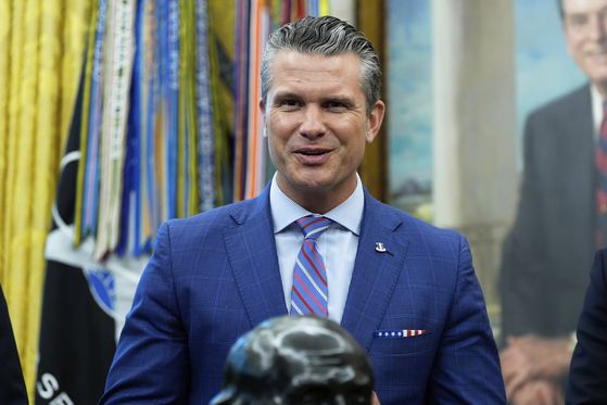 15일(월) 워싱턴 백악관 오벌오피스에서 피트 헤그세스 국방장관이 발언하고 있다. AP=연합뉴스