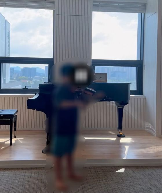 전주지법 소속 A 부장판사의 아내가 지난해 3월 B 변호사 로펌 측과 임대차 계약을 맺은 사무실에서 B 변호사의 초등학생 아들이 바이올린을 연주하고 있다. A 부장판사 아내는 이곳에서 바이올린 교습소 개설을 준비했지만, 건물 용도 변경이 불발돼 무산됐다. 사진 B 변호사 아내