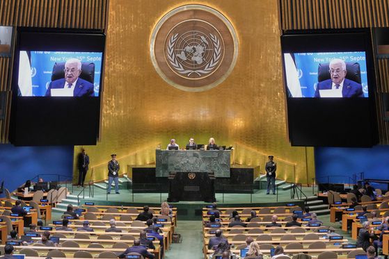 25일 제80차 유엔총회에서 마무드 아바스 팔레스타인 자치정부(PA)의 화상 연설이 흘러나오고 있다. AP=연합뉴스