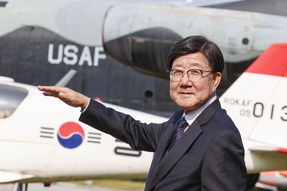 은퇴를 일주일 앞둔 2023년 10월 25일 주한미군 김영규 공보관이 서울 용산구 전쟁기념관에서 본지와 인터뷰를 갖은 뒤 촬영에 임하고 있다. 김상선 기자