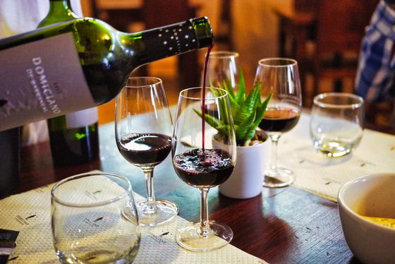 멘도사 식탁에서 빠질 수 없는 세 가지. 말벡 와인(위)과 치즈·살라미.