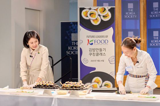 김혜경 여사가 24일(현지시간) 뉴욕코리아 소사이어티에서 열린 동포 미래세대 대상 한식 요리교실에 참석해 있다. 연합뉴스