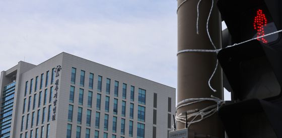 고위공직자범죄수사처가 고교 동문인 전주지법 소속 A 부장판사와 지역 로펌 B 변호사 간 뇌물 의혹과 관련해 전주지법을 압수수색한 26일 법원 청사 주변에 빨간 신호등이 켜져 있다. 연합뉴스