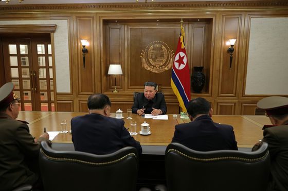 김정은 북한 국무위원장이 26일 핵무기연구소를 비롯한 핵관련분야의 과학자, 기술자들을 만나시고 핵물질생산 및 핵무기생산과 관련한 중요협의회를 지도했다. 노동신문=뉴스1