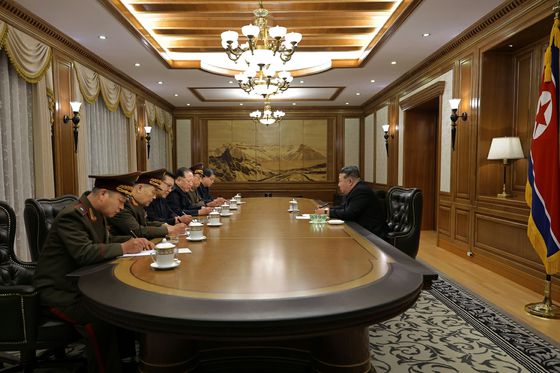 김정은 북한 국무위원장이 26일 핵무기연구소를 비롯한 핵관련분야의 과학자, 기술자들을 만나시고 핵물질생산 및 핵무기생산과 관련한 중요협의회를 지도했다. 노동신문=뉴스1