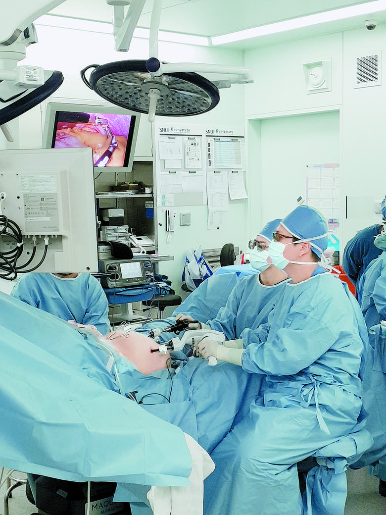 아티센셜을 활용해 비만 대사 수술을 진행하고 있는 박영석 교수(오른쪽).