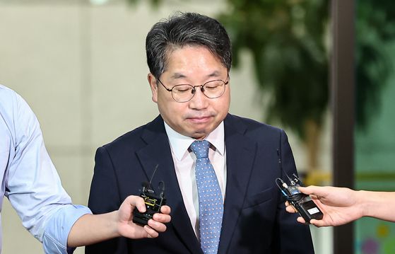 노만석 검찰총장 직무대행이 26일 서울 서초구 대검찰청에서 퇴근하며 검찰청 폐지를 골자로 하는 정부조직법 개정안 국회 본회의 통과에 대한 입장을 밝힌 후 청사를 나서고 있다. 뉴스1