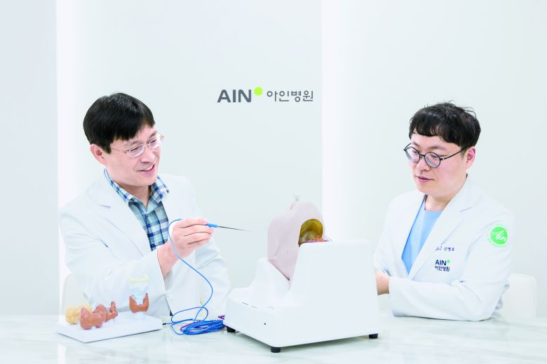 인천 아인병원 갑상선암센터 이진욱 센터장(왼쪽)과 신명호 과장이 신경 모니터링 장비의 사용 과정을 재연하고 있다. 한용환 객원기자