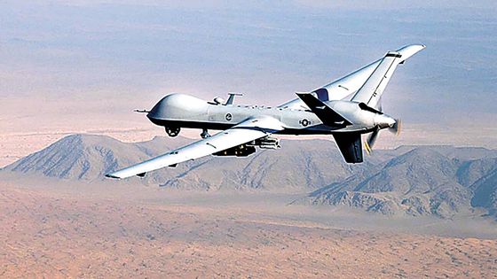 미군의 무인공격기 MQ-9 리퍼가 지난해 9월 28일 GBU-12 페이브 웨이 II 레이저 유도폭탄과 'AGM-114 헬파이어 미사일 등으로 무장한 채 남부 아프가니스탄 상공을 비행하고 있다. 미 공군