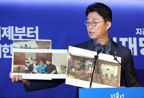 더불어민주당 노종면 당시 선대위 대변인이 지난 5월 19일 서울 여의도 당사에서 "윤석열 전 대통령의 내란 혐의 사건 재판장인 지귀연 서울중앙지법 부장판사가 유흥업소에서 접대받았다"라는 의혹을 제기하며 관련 사진을 공개하고 있다. 연합뉴스