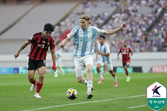 동점골을 터뜨린 울산 루빅손(오른쪽). 사진 프로축구연맹