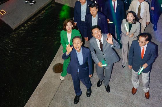 오세훈 서울시장과 이명박 전 대통령, 최호정 서울시의장을 비롯한 내빈들이 1일 오후 서울 중구 청계광장에서 청계천 복원 20주년 기념식을 마친 뒤 청계천을 걸으며 시민들에게 인사하고 있다. 뉴스1