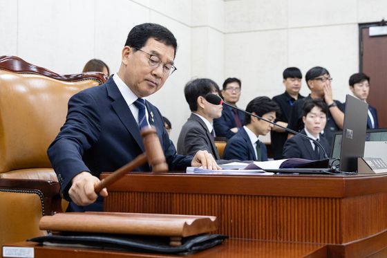 서울 여의도 국회에서 열린 행정안전위원회에서 신정훈 위원장이 의사봉을 두드리고 있다. 뉴스1