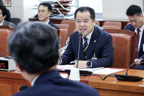 위철환 중앙선거관리위원회 위원 후보자가 1일 오전 국회에서 열린 인사청문회에 출석해 의원 질의에 답변하고 있다. 김성룡 기자