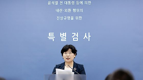 이재명 정부 출범 이후 첫 정부조직법 개정안이 지난달 30일 통과해 국무회의에서 의결되면서 내년 10월 검찰청이 78년 만에 폐지된다. 이에 김건희 여사 관련 의혹을 수사하는 민중기 특별검사팀에 파견된 검사들이 검찰청 폐지에 반발해 원대 복귀를 요청하는 등 검찰 내부에서도 반발의 목소리가 나오고 있다. 사진은 2일 서울 서초구 대검찰청의 모습. 뉴스1