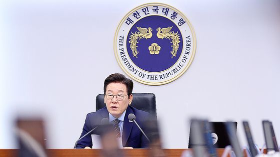 윤석열 전 대통령을 지지하는 보수 성향의 단체들이 지난달 19일 서울 명동에서 집회가 제한되자 종각 인근에서 ‘반중 시위’ 행진을 하고 있다. 중국인 관광객들이 많고 주한 중국대사관이 위치한 서울 명동에서 집회가 제한되자 인근 도심에서 행진이 열린 것이다. 김민석 국무총리는 이날 경찰청장 직무대행에게 “필요시 집회 및 시위에 관한 법률과 경찰관직무집행법 등에 따라 강력하게 조치하라”고 지시하기도 했다. 뉴스1