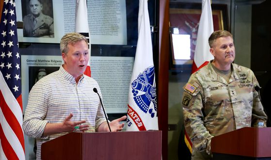 대니얼 드리스콜 미국 육군장관이 지난 1일 경기도 평택시 캠프 험프리스에서 열린 미디어 간담회에 참석해 취재진 질문에 답하고 있다. 연합뉴스