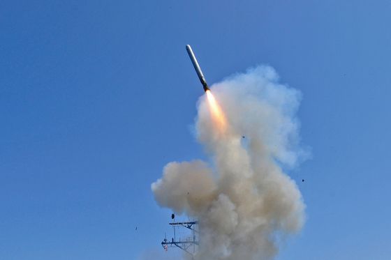 2011년 3월 29일 미 알레이 버크급 유도미사일 구축함 USS 배리(DDG 52)가 지중해에서 합동임무부대 오디세이 던을 지원하기 위해 토마호크 순항미사일을 발사하는 모습. AFP=연합뉴스
