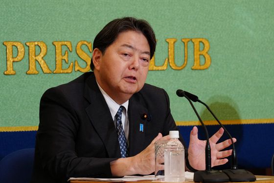 하야시 요시마사 관방장관이 지난달 24일 일본기자클럽이 주최한 자민당 총재 선거 후보 토론회에서 발언하고 있다. AFP=연합뉴스