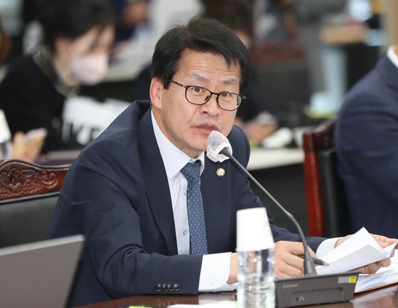 더불어민주당 임호선 의원이 17일 오후 경북 안동시 경상북도 경찰청에서 열린 국회 행정안전위원회의 국정감사에서 질의하고 있다. 연합뉴스