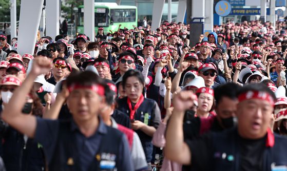 민주노총 공공운수노조 인천공항지역지부 회원들이 2일 인천국제공항 제1여객터미널에서 열린 전면파업 2일차 총파업 결의대회에서 구호를 외치고 있다. 뉴스1