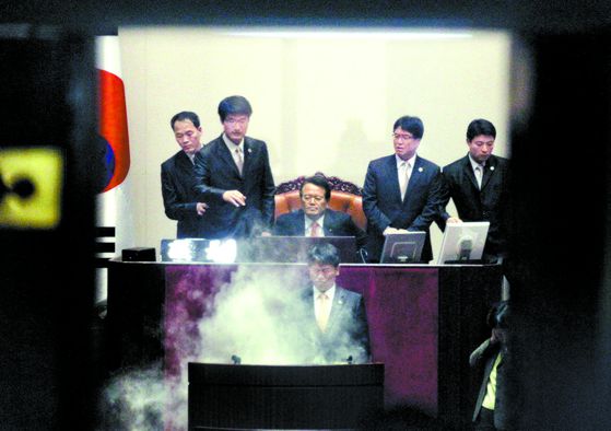 2011년 11월 22일 김선동 당시 민주노동당 의원(아래)이 국회에서 최루탄을 터뜨렸다. [중앙포토]