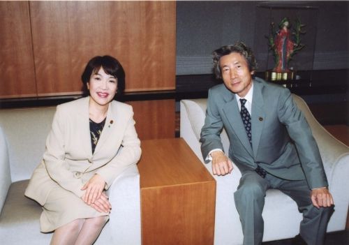 지난 8월 15일 다카이치 사나에 일본 경제안보담당상이 일본 패전일을 맞아 태평양전쟁 A급 전범이 합사된 도쿄 지요다구 야스쿠니신사를 참배한 후 차량에 탑승하고 있다. 연합뉴스