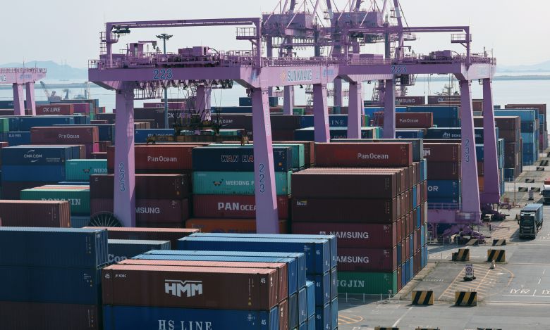 지난 1일 인천신항 컨테이너 터미널에 수출입 컨테이너가 쌓여 있는 모습. 뉴스1