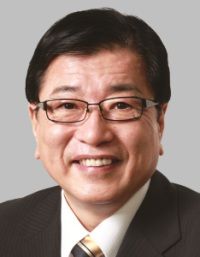 아베 신조 일본 총리(맨 앞줄 가운데)가 지난 2019년 새 내각 각료(장관)들과 총리 관저에서 기념촬영을 하고 있다. 맨 오른쪽이 다카이치. EPA=연합뉴스