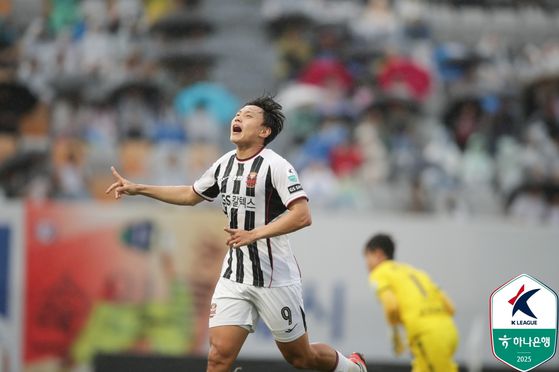 FC서울 공격수 조영욱이 수원 FC와의 원정경기에서 득점한 뒤 환호하고 있다. 사진 프로축구연맹