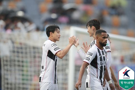 FC서울 공격수 조영욱이 수원 FC와의 원정경기에서 득점한 뒤 환호하고 있다. 사진 프로축구연맹