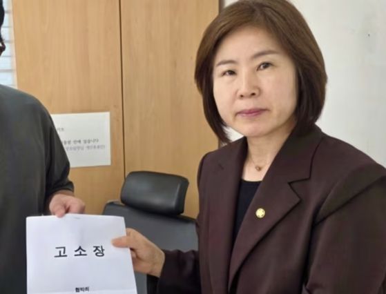 경찰에 고소장을 제출하는 김미애 국민의힘 의원. 페이스북 캡처