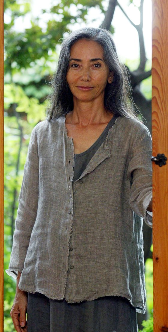 문숙 배우는 나무의 나이테처럼 자연스럽게 나이 들어가는 모습을 우리에게 보여준다. 중앙포토