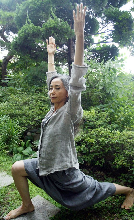 미국으로 건너간 배우 문숙은 삶의 치유를 위해 여러 곳을 찾아다녔다. 그러다가 요가와 음식을 통해 치유를 체험했다. 중앙포토