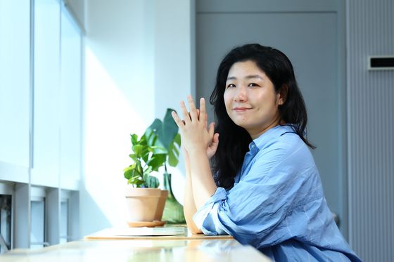 "기자님, 맞죠?"라며 등을 톡톡 치고 먼저 해맑게 인사한 음악인 오지은. 우울증을 11년 앓았다는 게 믿기지 않을 정도로 밝고 적극적인 모습으로 인터뷰를 진행했다. 김종호 기자