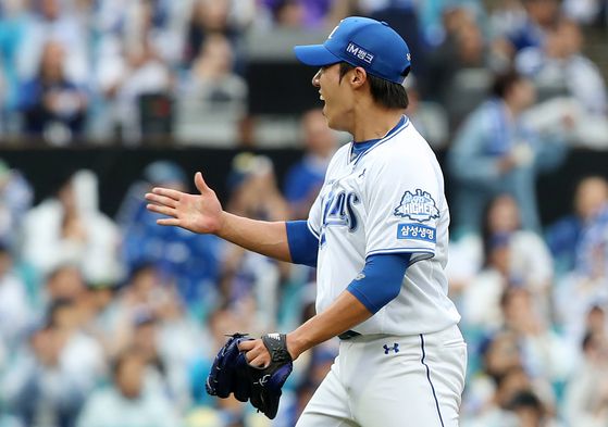 7일 WC 2차전에서 6이닝을 무실점으로 역투한 뒤 환호하는 삼성 원태인. 뉴스1