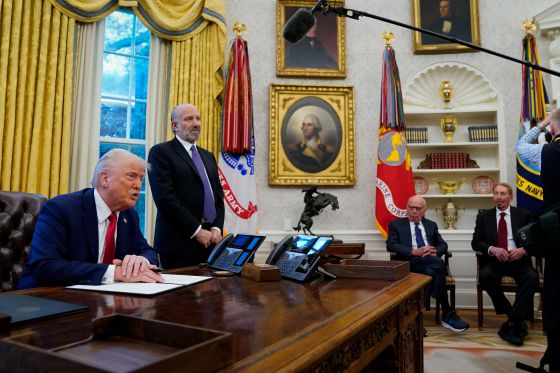 도널드 트럼프 미국 대통령이 지난 2월 3일(현지시간) 미국 워싱턴 백악관의 타원형 사무실에서 연설하는 모습을 루퍼트 머독과 래리 엘리슨(맨오른쪽)이 지켜보고 있다. 로이터=연합뉴스