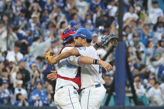 7일 WC 2차전 마무리 투수로 긴급 투입돼 세이브를 올린 뒤 포수 강민호(왼쪽)와승리를 자축하고 삼성 가라비토. 뉴스1