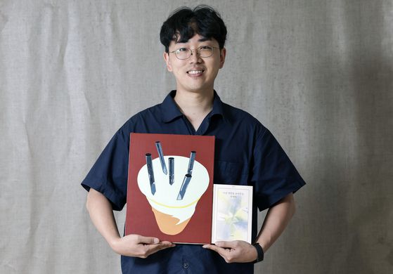 강이현 시인이 그린 가장 최근의 작업물(왼쪽)과 시집. 지난달 그린 그림이다. 초파리 트랩이 컵케이크처럼 오독되는 모습이 재밌어 그렸다. 김성룡 기자