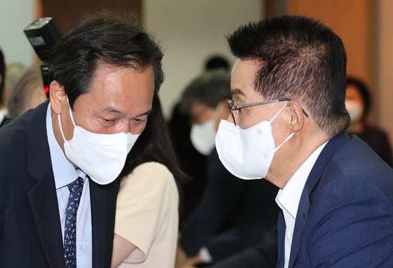 우상호 대통령실 정무수석(왼쪽)과 박지원 더불어민주당 의원. 중앙포토