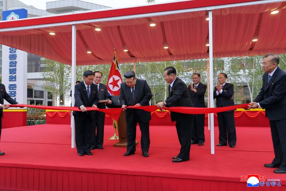 북한 김정은 국무위원장이 지난 6일 평양종합병원 개원식에 참석해 연설한 뒤 준공테이프를 끊고 병원을 둘러보았다고 조선중앙통신이 7일 보도했다. 조선중앙통신=연합뉴스