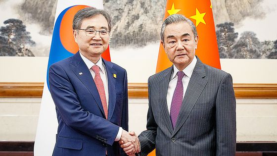 조현 외교부 장관이 9월 17일(현지시간) 오후 베이징 댜오위타이에서 열린 한중 외교장관회담에서 왕이 중국공산당 외사판공실 주임 겸 외교부장과 악수를 하고 있다. 뉴시스